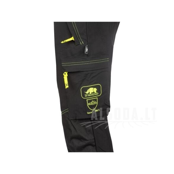Grandininio pjūklo kelnės 38-42"/L32", gero matomumo, juodos, SIP 4 Grandininio pjūklo kelnės 38-42"/L32", gero matomumo, juodos, SIP 4