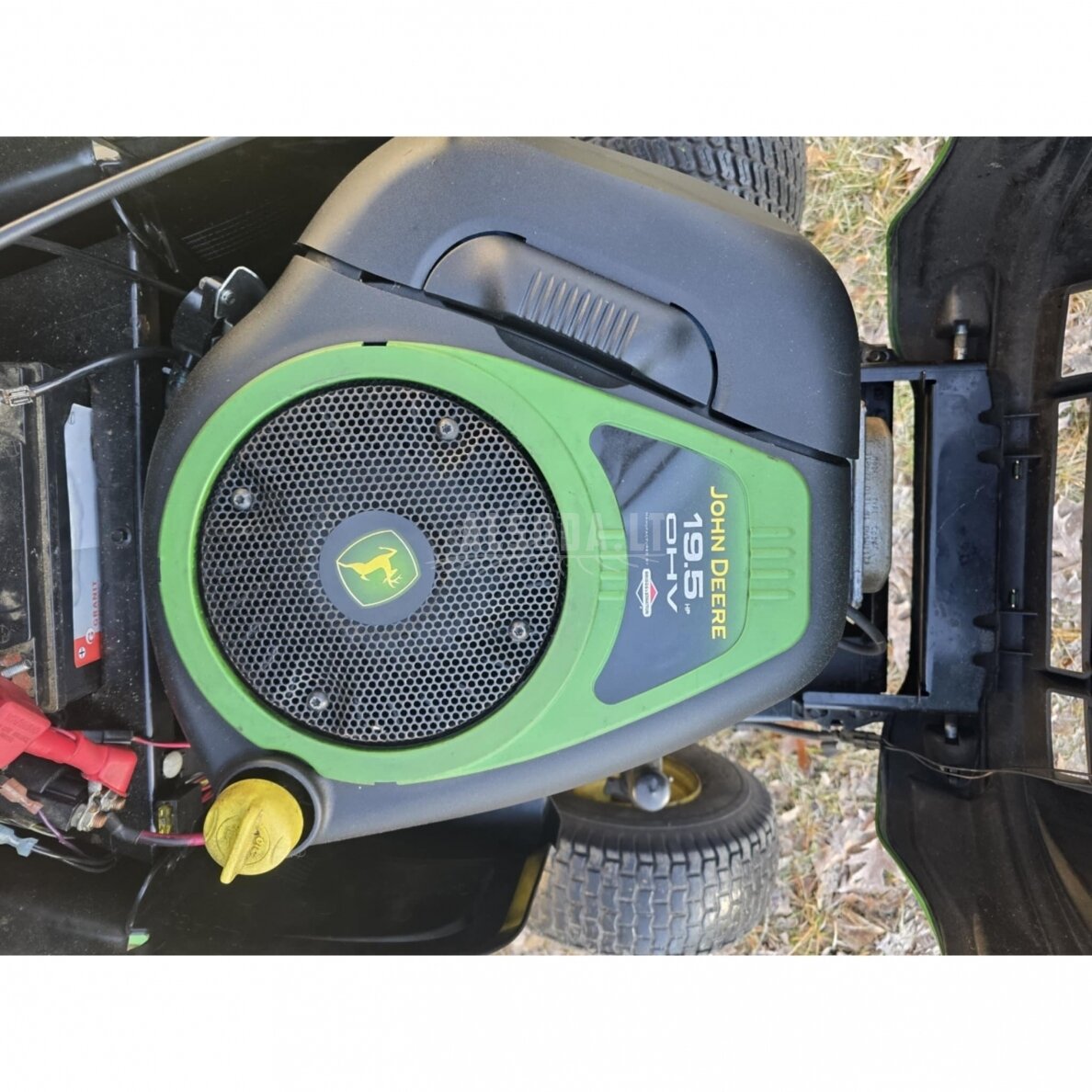 Naudotas sodo traktoriukas John Deere X120 3 Naudotas sodo traktoriukas John Deere X120 3