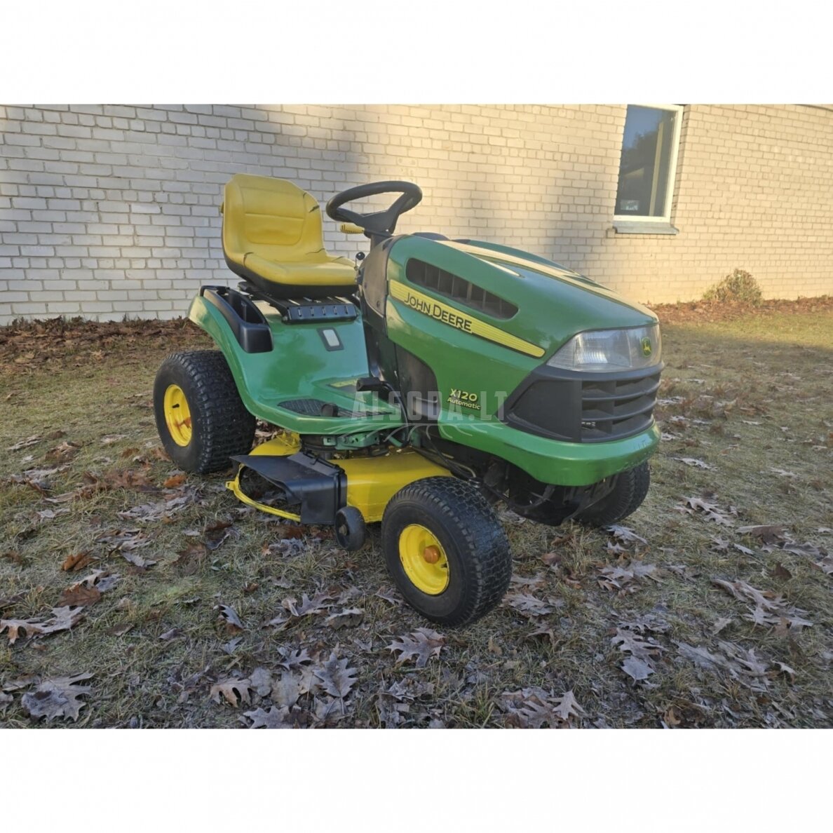 Naudotas sodo traktoriukas John Deere X120 Naudotas sodo traktoriukas John Deere X120