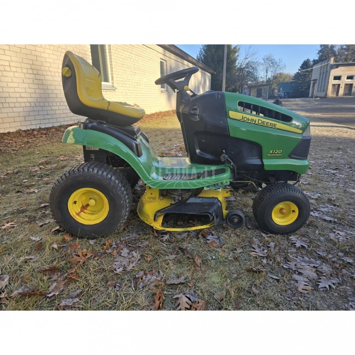 Naudotas sodo traktoriukas John Deere X120 4 Naudotas sodo traktoriukas John Deere X120 4