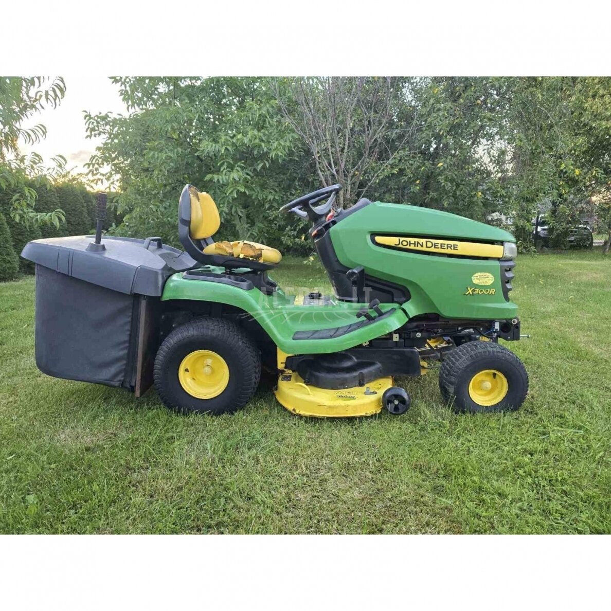 Naudotas sodo traktoriukas john Deere X300R 1 Naudotas sodo traktoriukas john Deere X300R 1