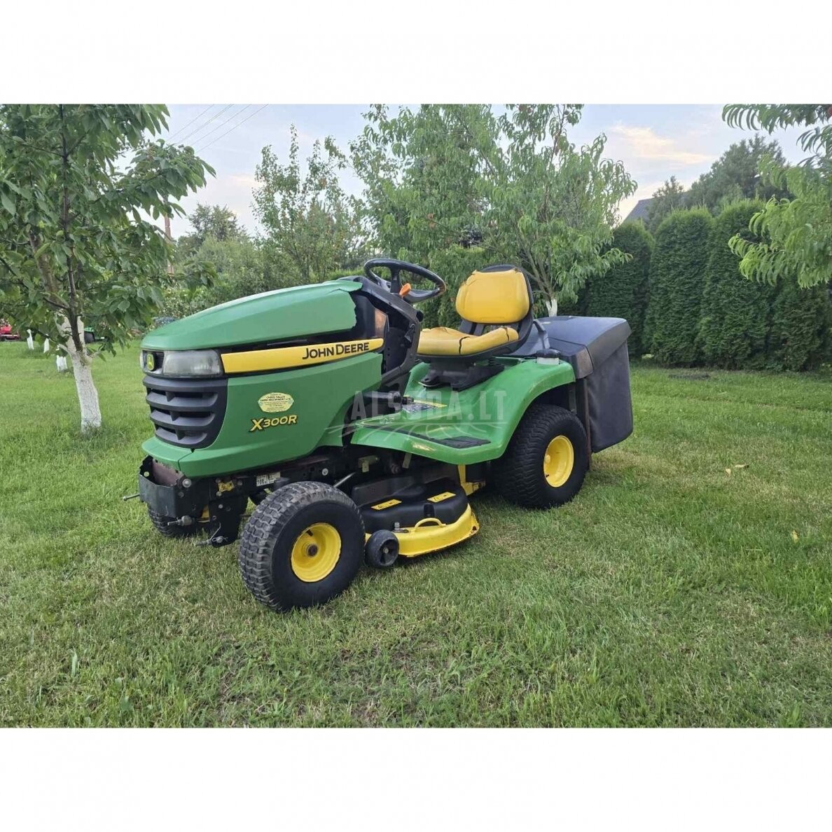 Naudotas sodo traktoriukas john Deere X300R 3 Naudotas sodo traktoriukas john Deere X300R 3