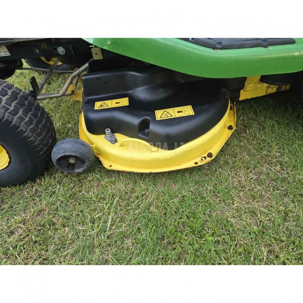Naudotas sodo traktoriukas john Deere X300R 4 Naudotas sodo traktoriukas john Deere X300R 4