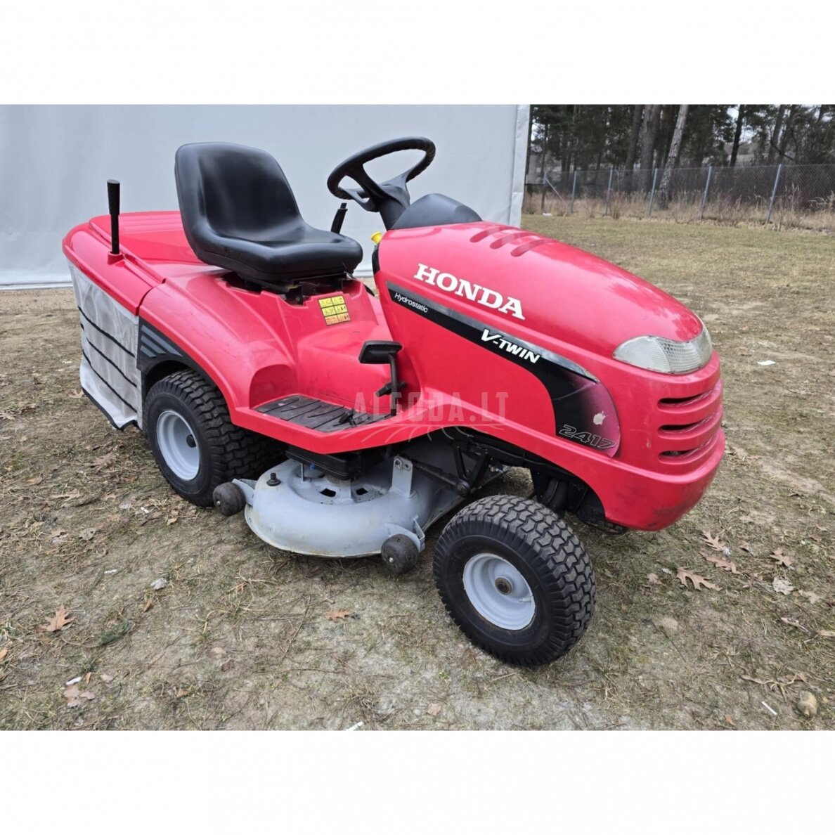 Naudotas vejos traktoriukas Honda 2417 V-TWIN