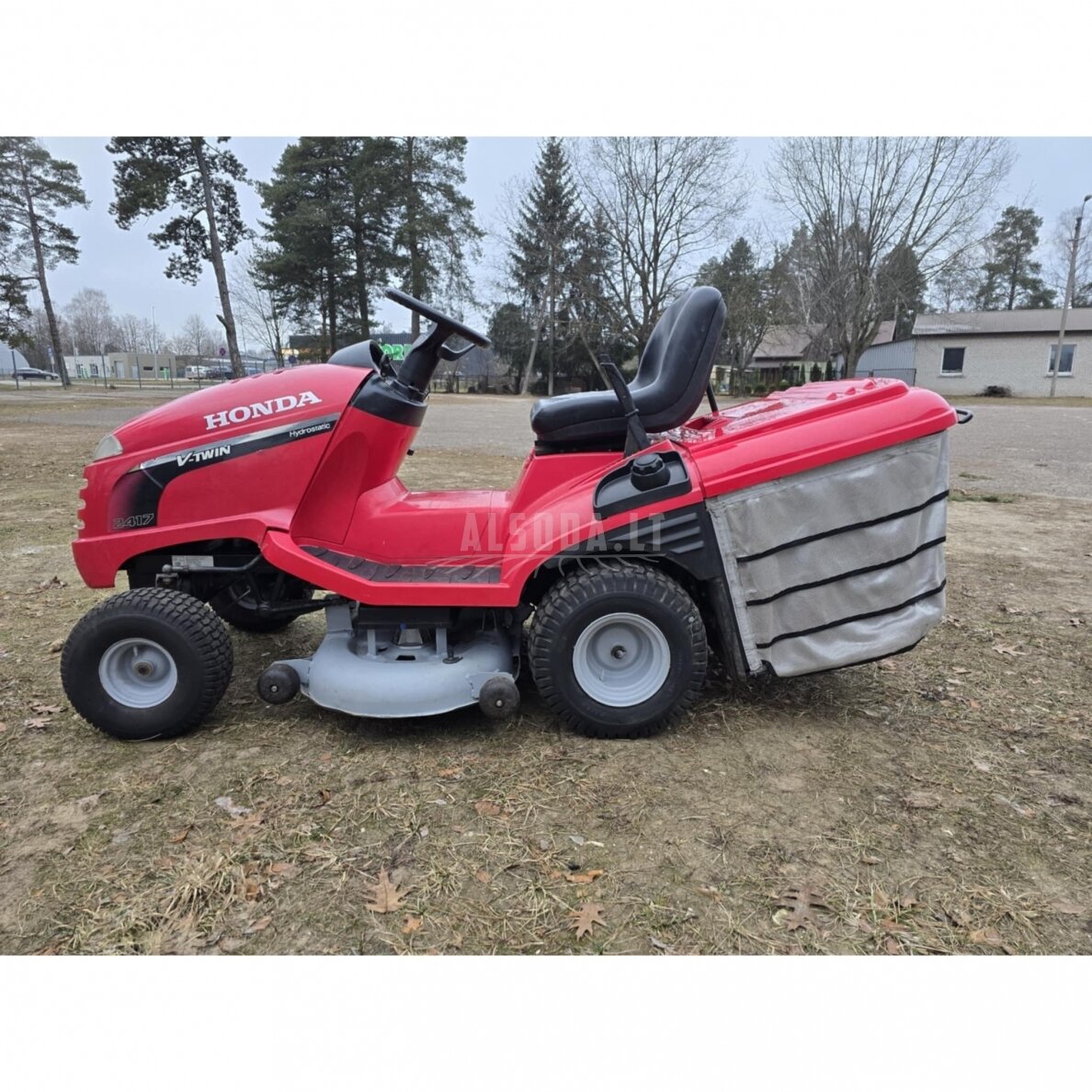 Naudotas vejos traktoriukas Honda 2417 V-TWIN 4