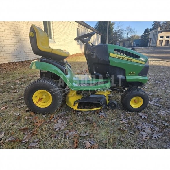 Naudotas sodo traktoriukas John Deere X120 4 Naudotas sodo traktoriukas John Deere X120 4