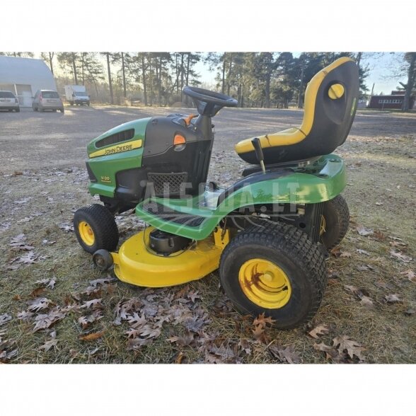 Naudotas sodo traktoriukas John Deere X120 7 Naudotas sodo traktoriukas John Deere X120 7