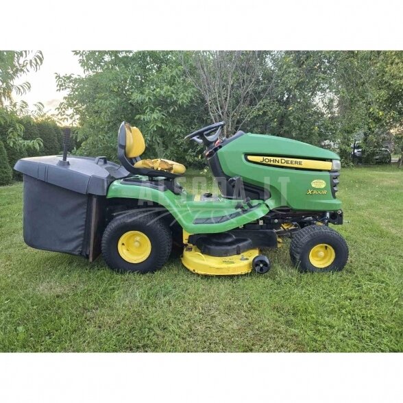 Naudotas sodo traktoriukas john Deere X300R 1 Naudotas sodo traktoriukas john Deere X300R 1