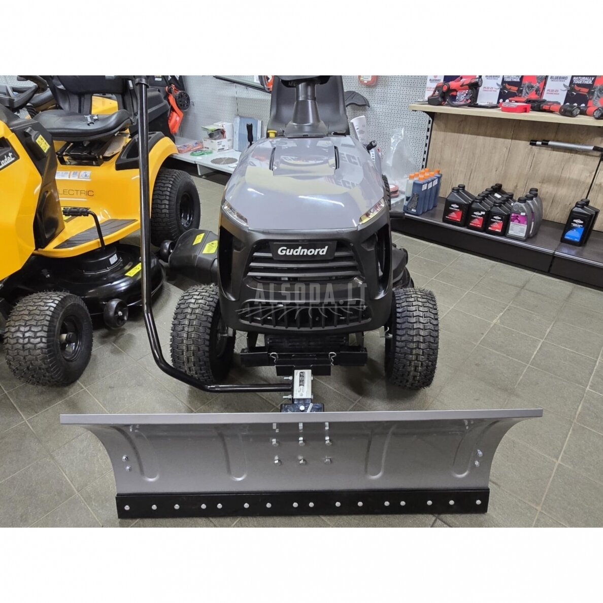 Universalus sniego peilis sodo traktoriukams 100cm su adapteriu 8 Universalus sniego peilis sodo traktoriukams 100cm su adapteriu 8